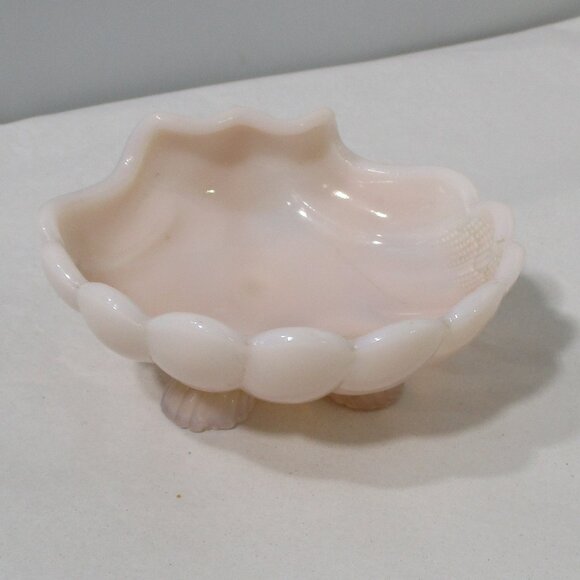Adorable Vintage Pearl Pink Cambridge Glass Sea Shell Footed Soap Trinket Dish - Picture 1 of 9